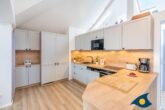 Villa Carola Whg. Möwennest - großer Wohnbereich mit offener Küche und Meerblick