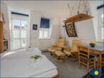 Villa Margot Whg. 16 - Wohn-/Schlafbereich mit Küchenzeile und Zugang zum Balkon