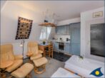 Villa Margot Whg. 16 - Wohn-/Schlafbereich mit Küchenzeile und Zugang zum Balkon