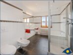 Villa auf der Düne Whg. 09 - Badezimmer mit Dusche und Badewanne