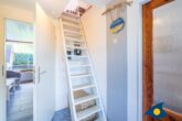 Reetdachhaus Ostseeglück im Birkenhain - Raumspartreppe zum Schlafbereich oben