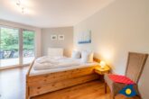 Apartmenthaus Baltic Five - Whg. 1 - Schlafzimmer mit Doppelbett und Zugang zur Terrasse