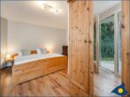Apartmenthaus Baltic Five - Whg. 1 - Schlafzimmer mit Doppelbett und Zugang zur Terrasse