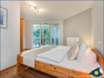 Apartmenthaus Baltic Five - Whg. 1 - Schlafzimmer mit Doppelbett und Zugang zur Terrasse