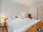 Apartmenthaus Baltic Five - Whg. 1 - Schlafzimmer mit Doppelbett und Zugang zur Terrasse