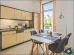 Villa Inge Whg. 05 - Wohnzimmer mit offener Küche und Zugang zum Balkon